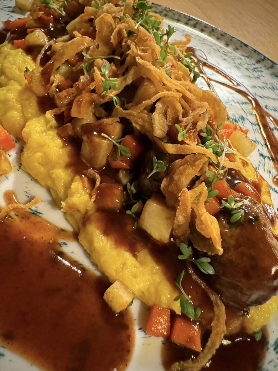 Spirelli79's tweet photo. Miso-Rindfleischbällchen/Maispüree/Wurzelgemüse/Rinderjus/Zwiebel
#dinner #ichrolleheim #tasty #styriarocks https://t.co/m88yaNj5CH