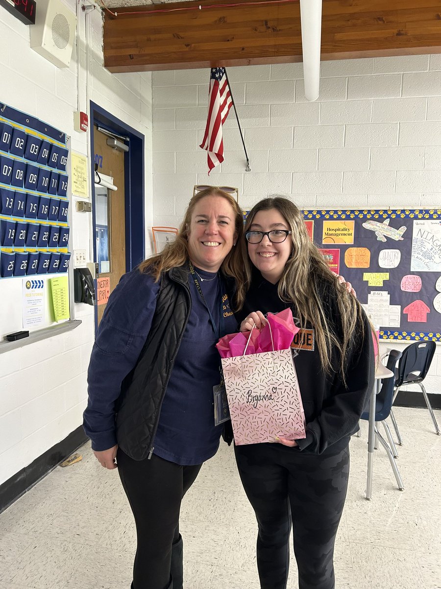 PTHSYearbook_'s tweet photo. So grateful for all our Yearbook Editors and their hard work! We are nearly ready to send our 2024 book to print. @pthsnation @pthsclassof2024 #oureditorsrock 💙💛📚 https://t.co/PHULhRcMyN