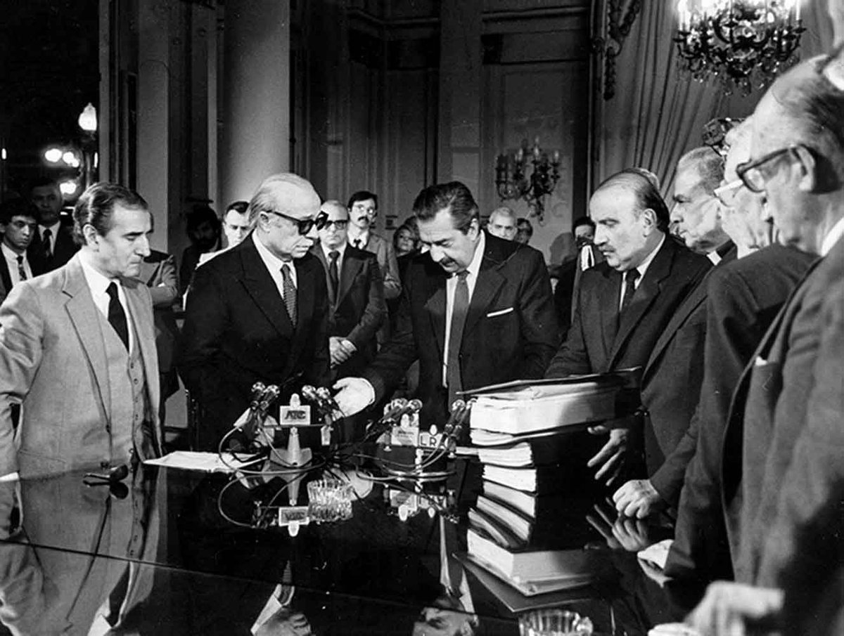 lihourcade's tweet photo. Hace 40 años la democracia sufrió un golpe terrible del que todavía nos estamos recuperando. Costó mucho recuperarla y es importante que la cuidemos.

Nunca más al terrorismo de Estado ni a la violencia contra las Instituciones.

#NuncaMás https://t.co/h0tzRJ8OZL