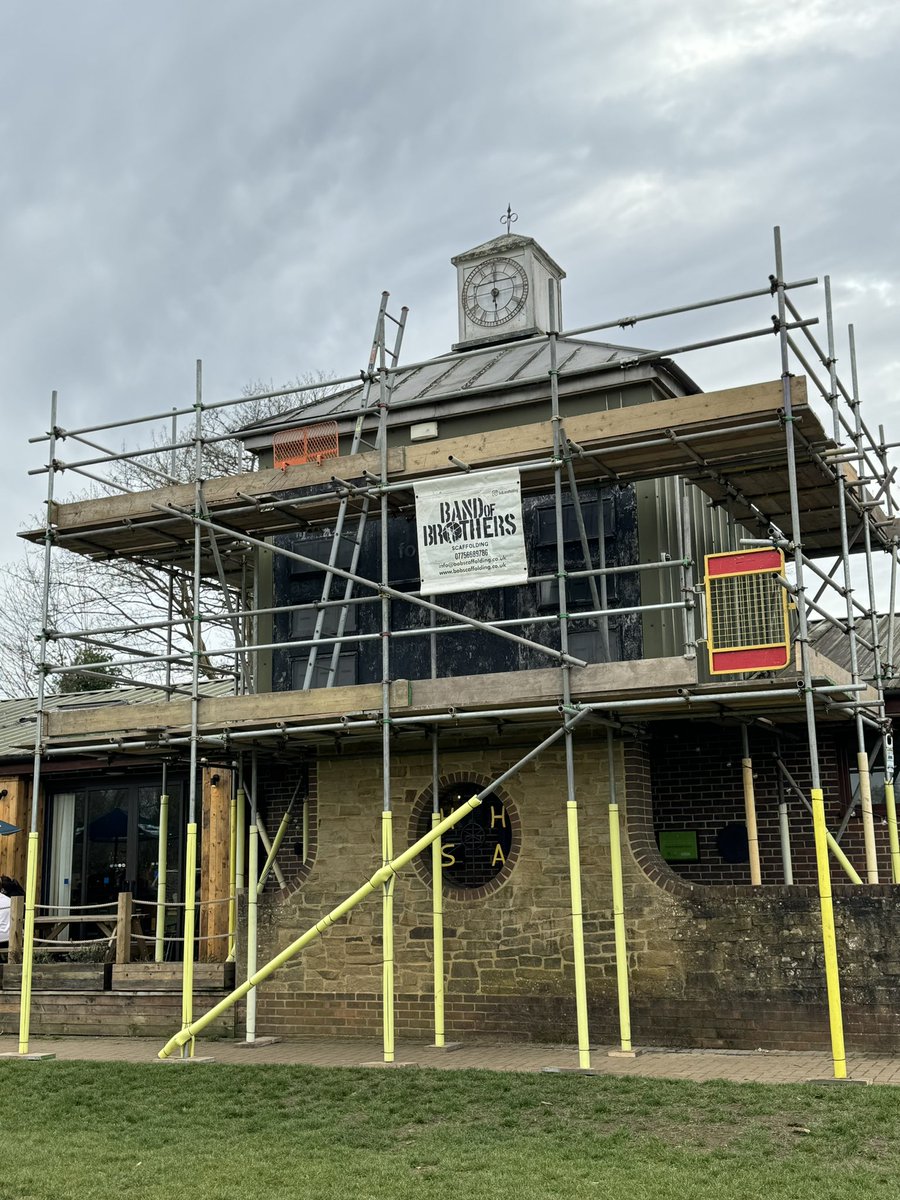 1️⃣ day to go. Scaffolding in place to mount our <a href="/quickscoreltd/">Quickscore Scoreboards</a> scoreboard &amp; new clock! #getsetweekend <a href="/SurreyCricketFd/">Surrey Cricket Foundation</a>