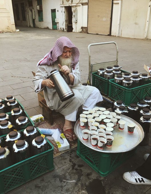 visitalharamain's tweet photo. 📸🕌 Il a presque 100ans et distribue des dattes, du pain, du thé, du café... gratuitement à Médine depuis plus de 40ans !!!

🤲🏻 Qu'Allah le récompense ! https://t.co/xZXa0L43fZ