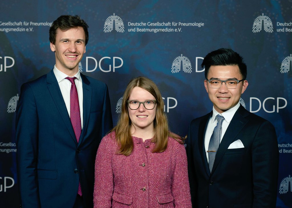 Congratulations to our @dzlacademy Fellows @niklasjlang (l) and @danielchengyuwu (r) and our former @dzlacademy Fellow @schniering_j (c) who received the 2024 Research Prize of the German Respiratory Society, at the Society's 64th Congress, yesterday. @young_dgp #DGPneumo24