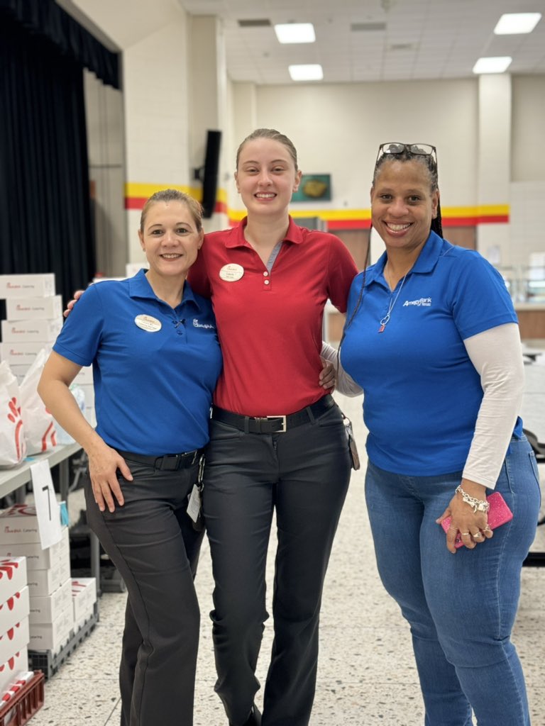 Shoutout to <a href="/springwoodscfa/">yourspringwoodscfa</a> and our SLA PTO for organizing Chick-Fil-A for students and staff. 🐄 #morethanchicken