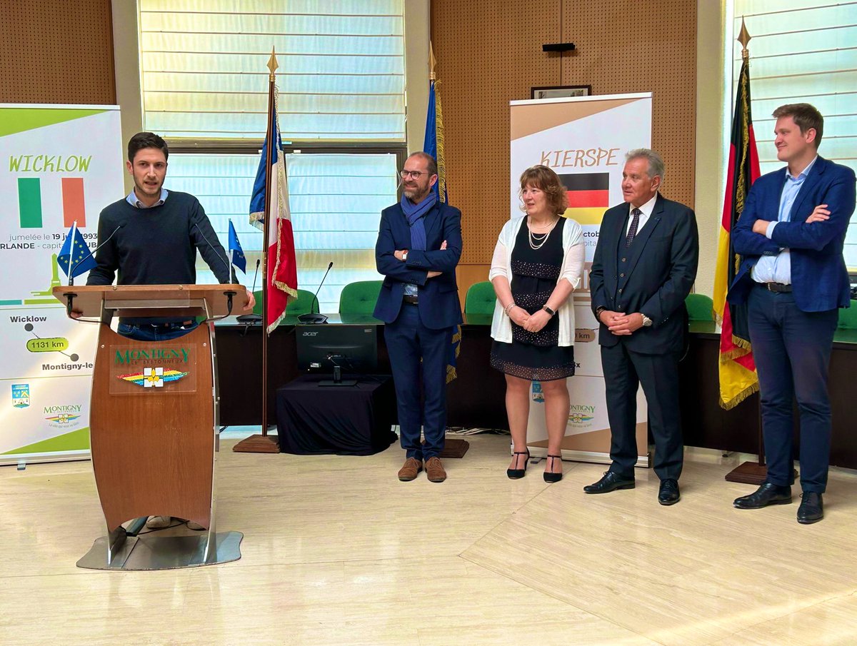 DanielCornalba's tweet photo. Je représentais le @MouvEuropeen_Fr aujourd’hui pour remettre avec les @JeunesEuropeens et l’@UEF_France le #label @VilleEuropeenne à la ville de @VilleMontigny78 pour son engagement européen. 

Un exemple à suivre !

#Jumelages #EchangesScolaires #Europe https://t.co/91nPlzpTjc