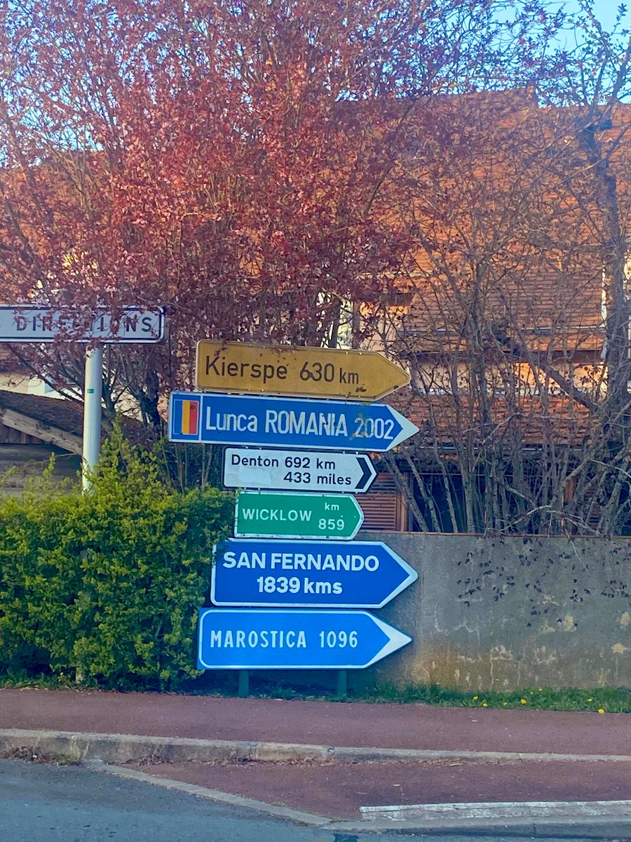 DanielCornalba's tweet photo. Je représentais le @MouvEuropeen_Fr aujourd’hui pour remettre avec les @JeunesEuropeens et l’@UEF_France le #label @VilleEuropeenne à la ville de @VilleMontigny78 pour son engagement européen. 

Un exemple à suivre !

#Jumelages #EchangesScolaires #Europe https://t.co/91nPlzpTjc