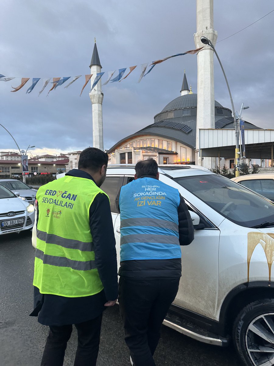 📍AĞRI
<a href="/akgenclikagri/">AĞRI AK GENÇLİK 🇹🇷</a> Başkanlığımızla birlikte #iftara5kala programımız kapsamında vatandaşlarımıza iftariyeliklerimizi ikram ettik. AK Gençliğin İzi Her Yerde 👏👏👏