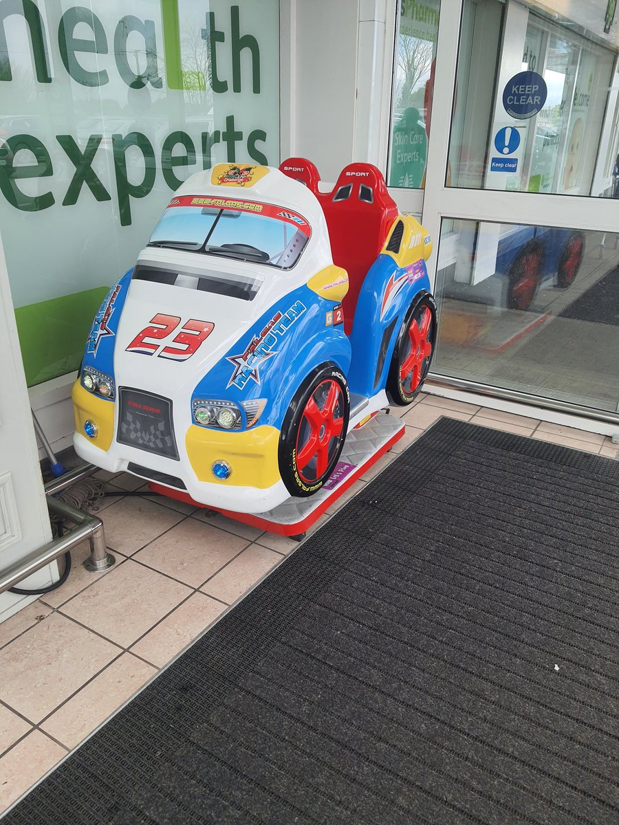 DavidKelly1701's tweet photo. @MattP1Tommy  Albon better look after Logan's car, otherwise he'll have to drive this for the rest of the weekend! #AlexAlbon #F1 #AustralianGP https://t.co/cjKtFUcDOD