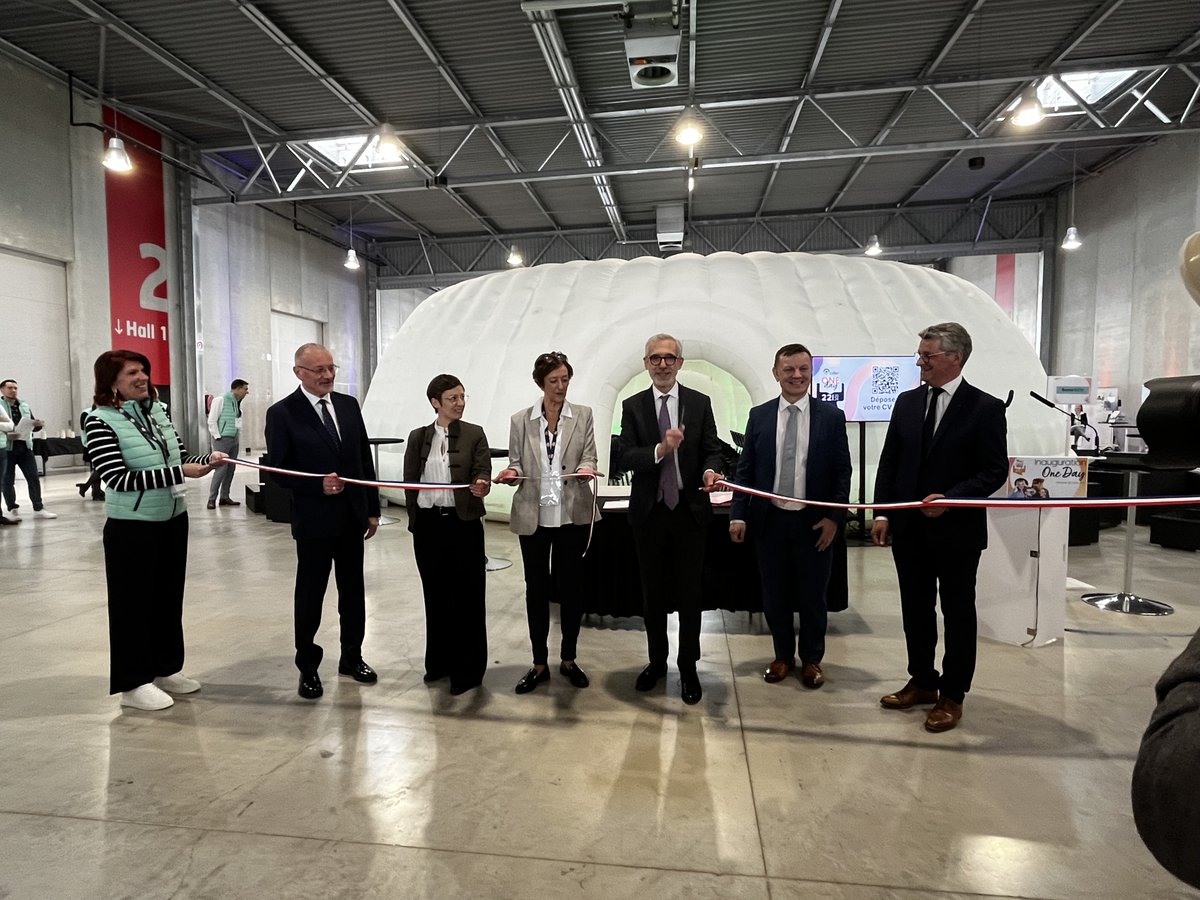 #Emploi
Le préfet Henri Prévost inaugure le forum "One day" organisé par le <a href="/CDER_expertise/">CDER</a> , aux côtés d'Hervé Jacquinet, président, Franck Gaudet, directeur général, Catherine Lourme, déléguée départementale de l'école de la 2ème chance, et des députés Lise Magnier et Eric
