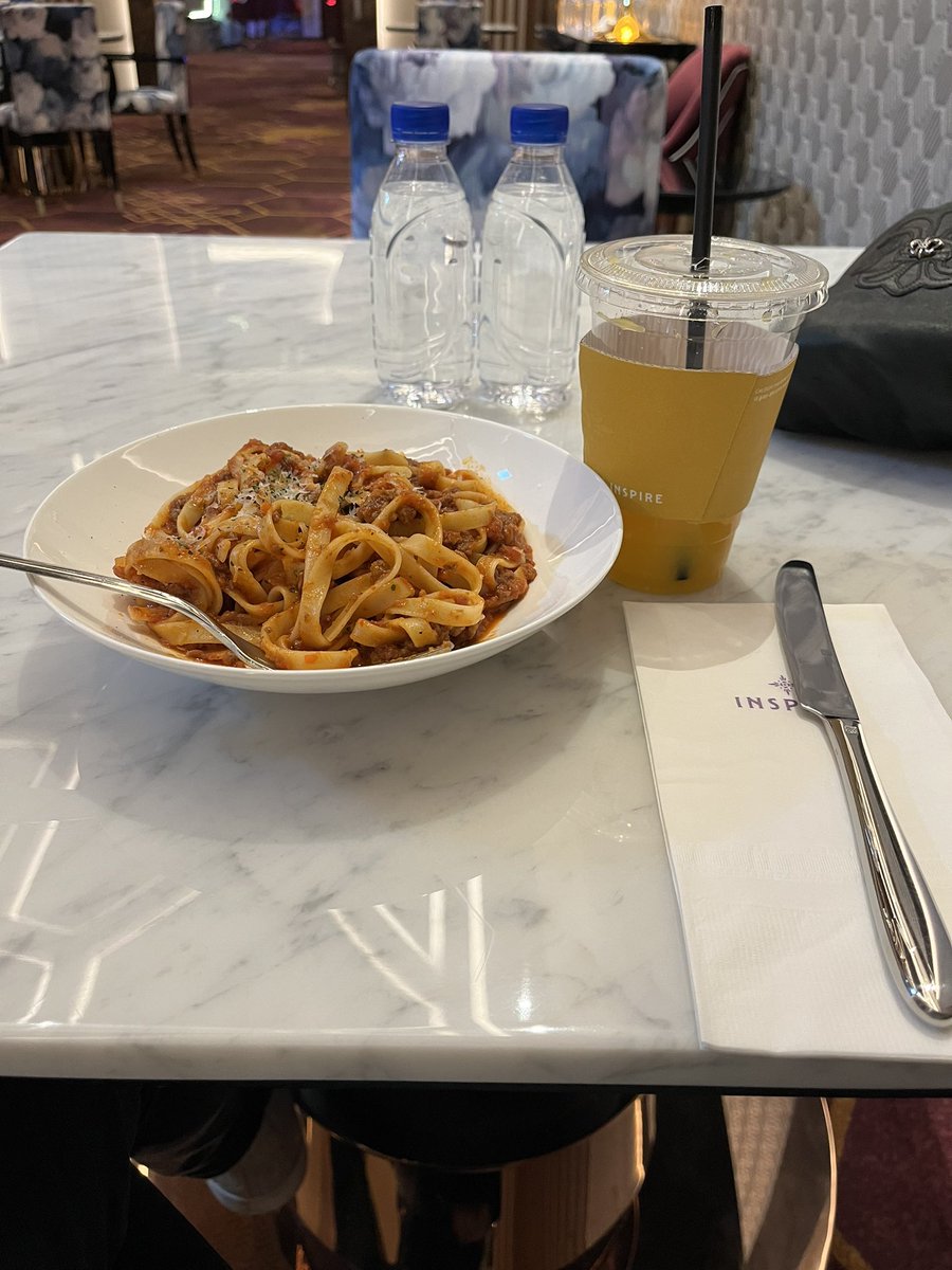 dynamic_plus_1's tweet photo. 韓国のボロネーゼはフィットチーネなのはまだいいけど、ナイフとフォークで食うのには驚いた🤣 https://t.co/sQHqq3TNHt