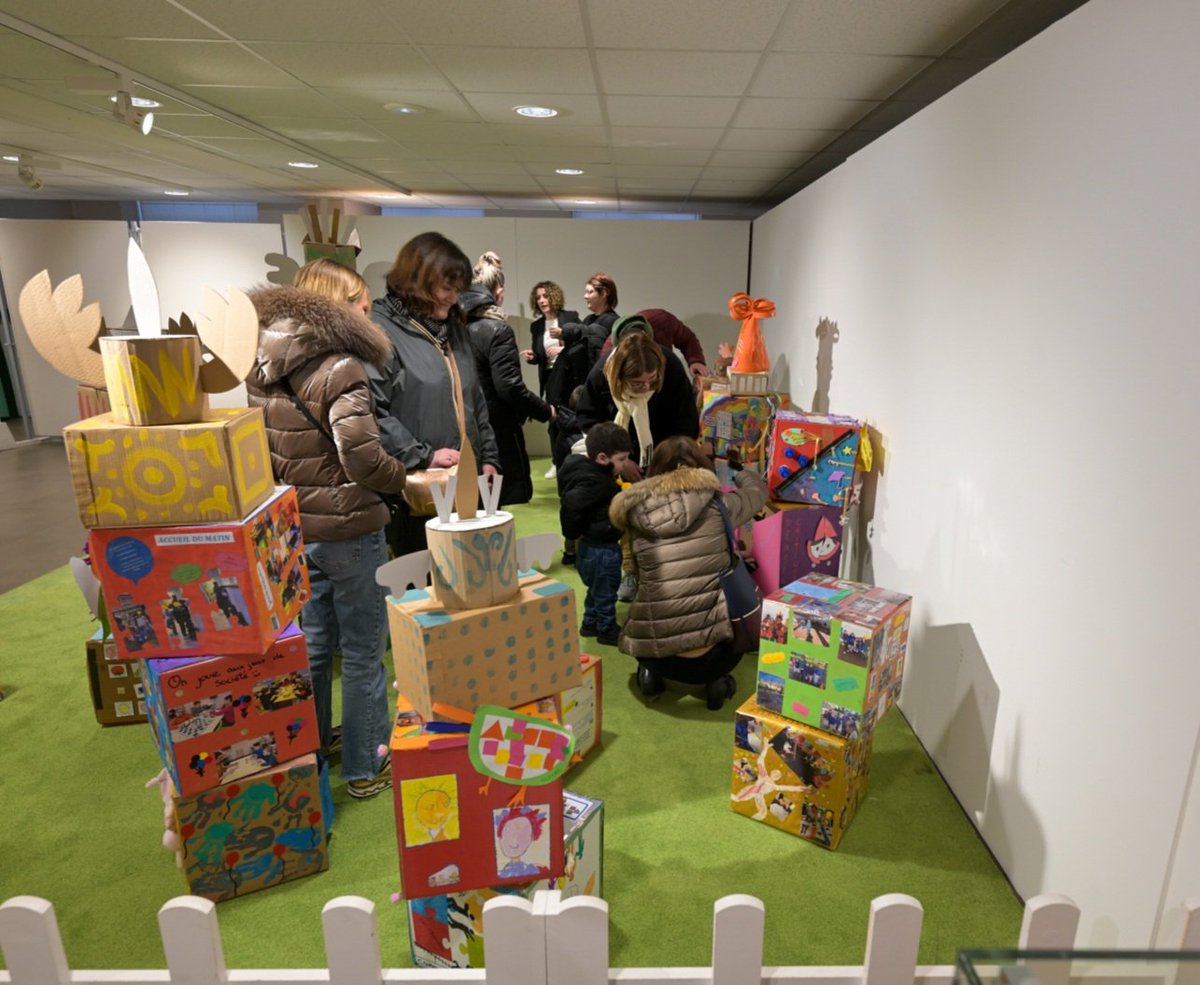 LauDegallaix's tweet photo. Présent à #Valenciennes pour la clôture de la semaine de la petite enfance, 👏 aux différents acteurs de cet événement qui a rassemblé parents, enfants et professionnels autour des enjeux de prévention, d'accompagnement à la parentalité et d'accès à la #culture des tout-petits ! https://t.co/7UbqY9xM1c
