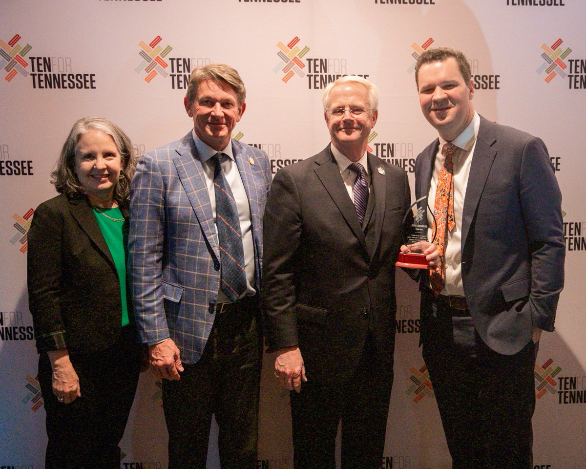 EdTrustTN's tweet photo. @RepMarkWhiteTN &amp; @lundbergjon received a #10forTN for HB2184/SB1783, which seeks permanent, recurring funding to support Completion Grants for Pell-eligible Tennessee Promise students. https://t.co/Ozgq5X3tq8