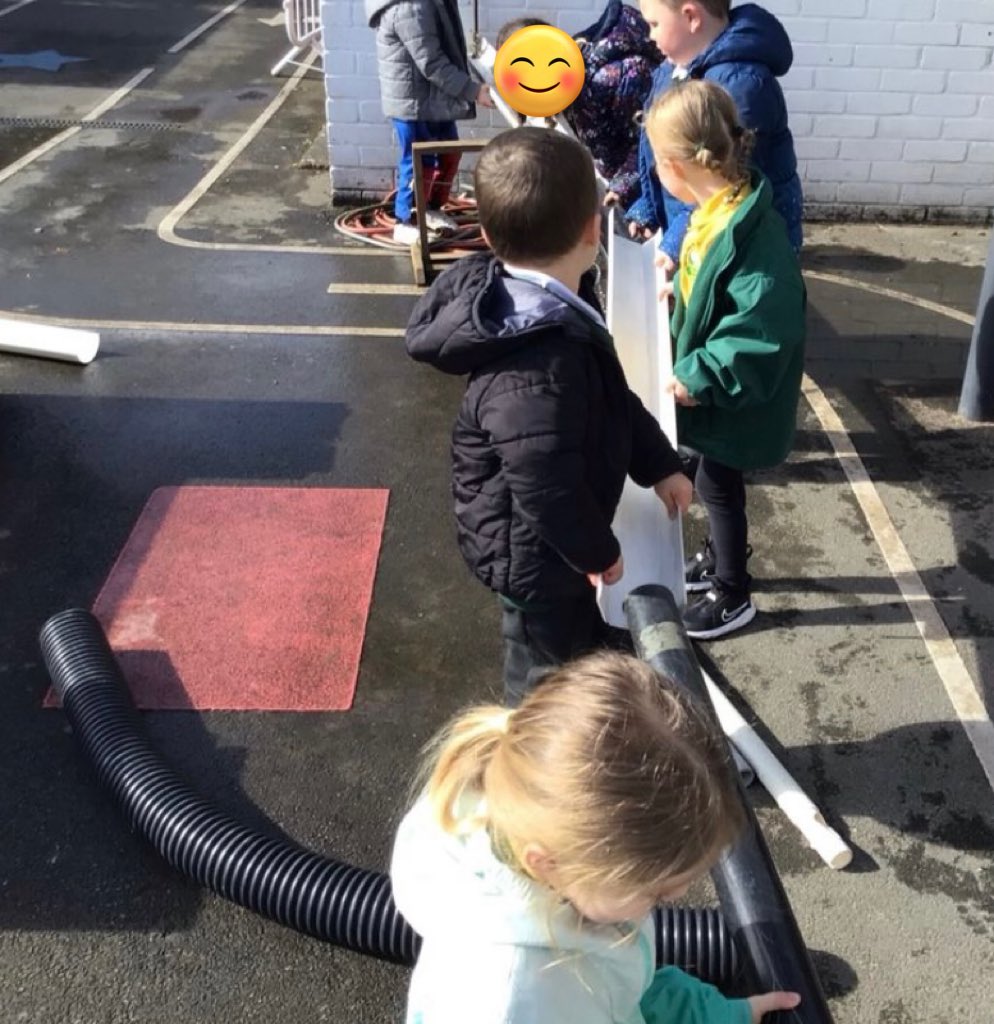 💧 World Water Day💧 🐝s hosepipe had a hole in! We had to think of a way to get the water to travel to our water tray. We used lots of different pipes, gutters, used our hands and changed the plan/ideas before we finally got some water into our tray 💦 @_OLW_ #WorldWaterDay