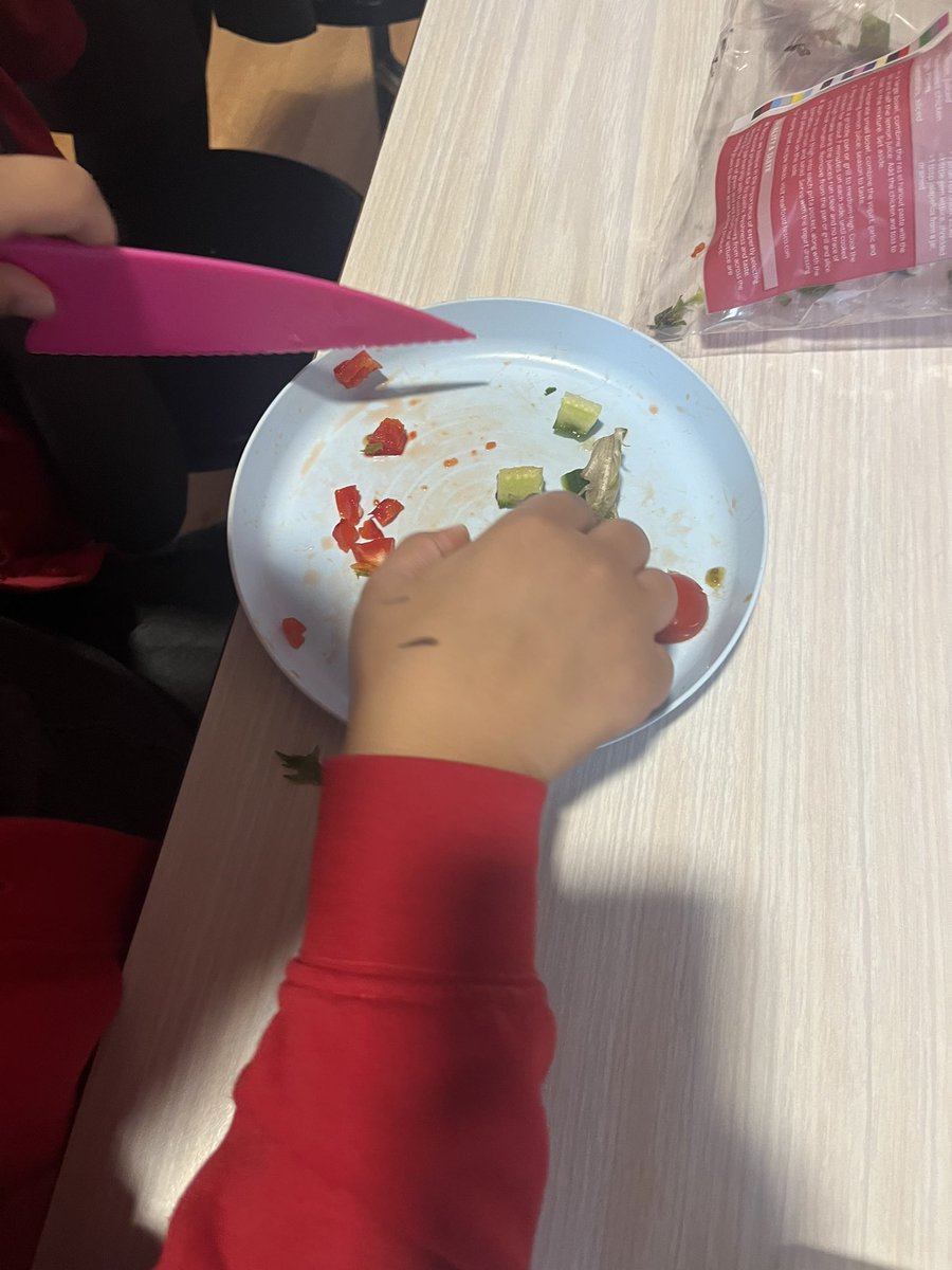 NewParkPrimary's tweet photo. DT club had a very healthy Thursday afternoon! Year 4 made some wonderful super salads and practised their slicing and preparing techniques. The children have loved cooking this term π#NP_DT https://t.co/Ipzl8cESAd