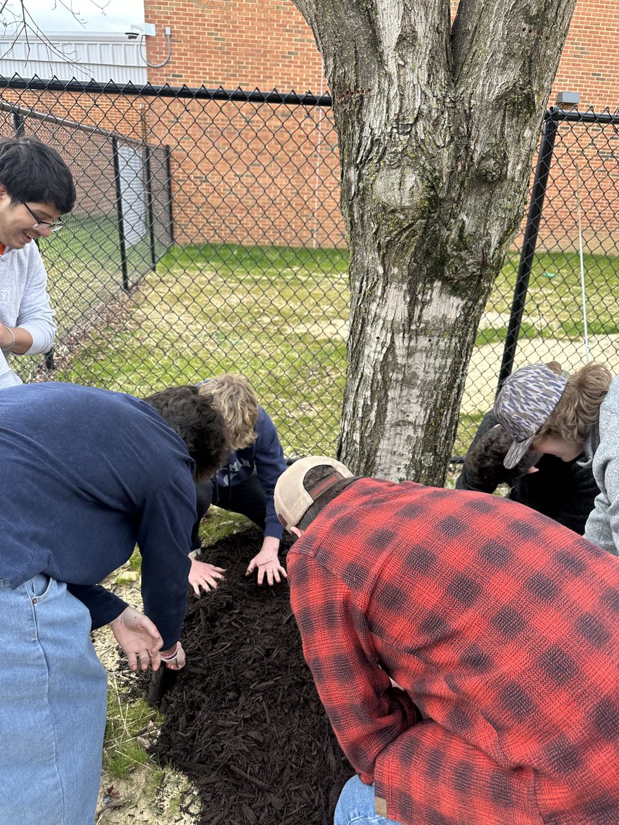 Taking some time to volunteer and beautify ACE@HS #CommunityLOVE ⁦@MacBeaton2⁩ ⁦@HenricoCTE⁩