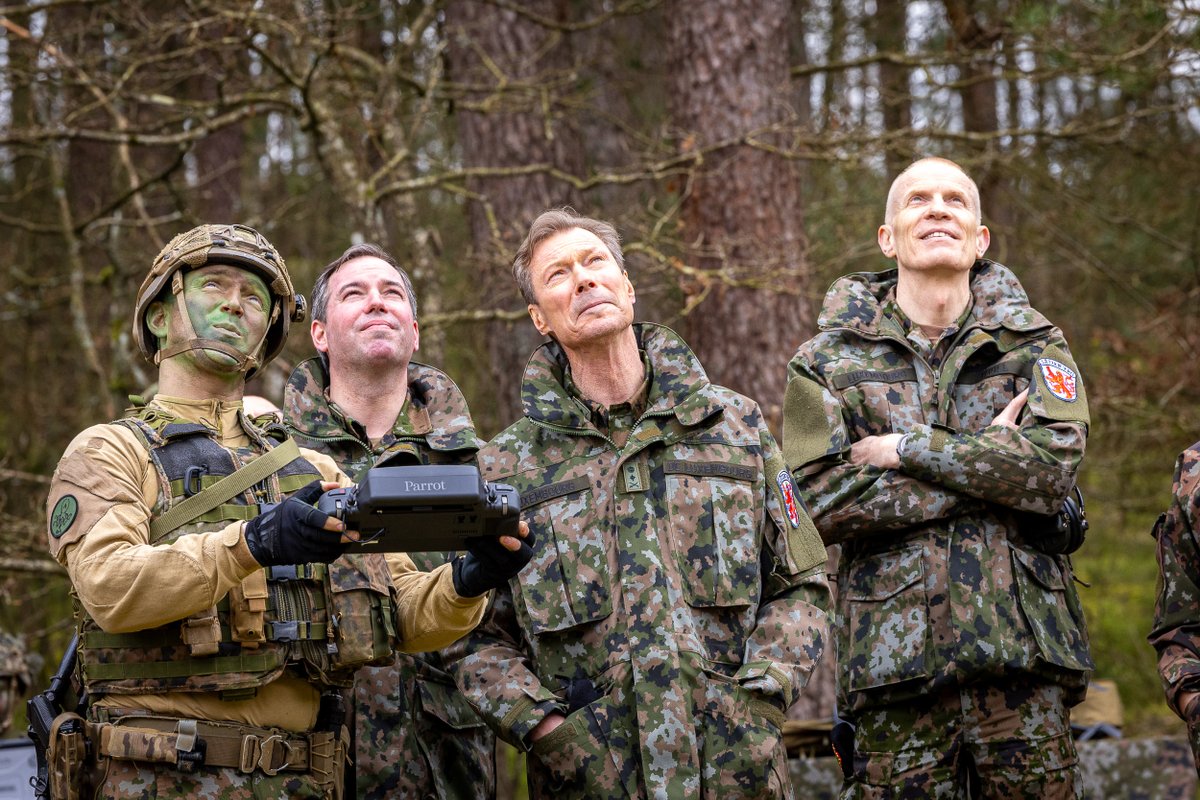 ArmyLuxembourg's tweet photo. Visite de LL.AA.RR. le Grand-Duc et le Grand-Duc héritier et de la ministre de la Défense au centre militaire à Diekirch et à Lagland!
#engagement #droiture #fiabilité #strongertogether https://t.co/yBQDoazeP2