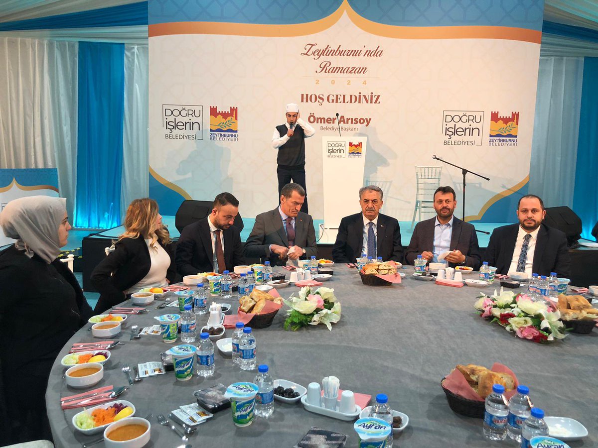 Hayati_Yazici's tweet photo. Zeytinburnu Belediye Başkanımız Sn. Ömer Arısoy ve İlçe Başkanımız Sn. Selami Delibalta ile birlikte sandık kurulu üyelerimizle iftar yemeğinde bir araya geldik.

Bu zor görevi üstlenen ve Milletimizin emaneti sandıklara sahip çıkma görevini ifa edecek olan sandık kurulu üyelerimize kolaylıklar diliyorum. 

Hep birlikte kazanacağız.

#HazırızKararlıyız