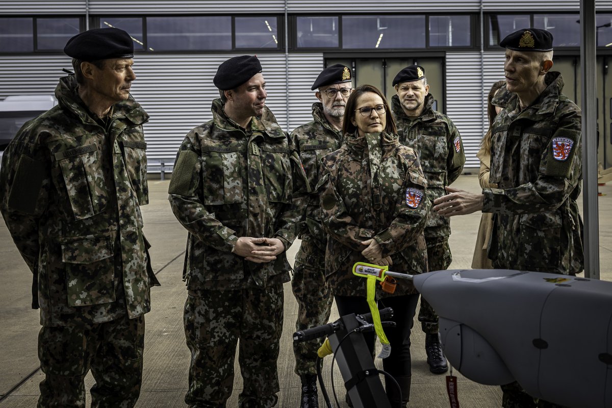 ArmyLuxembourg's tweet photo. Visite de LL.AA.RR. le Grand-Duc et le Grand-Duc héritier et de la ministre de la Défense au centre militaire à Diekirch et à Lagland!
#engagement #droiture #fiabilité #strongertogether https://t.co/yBQDoazeP2