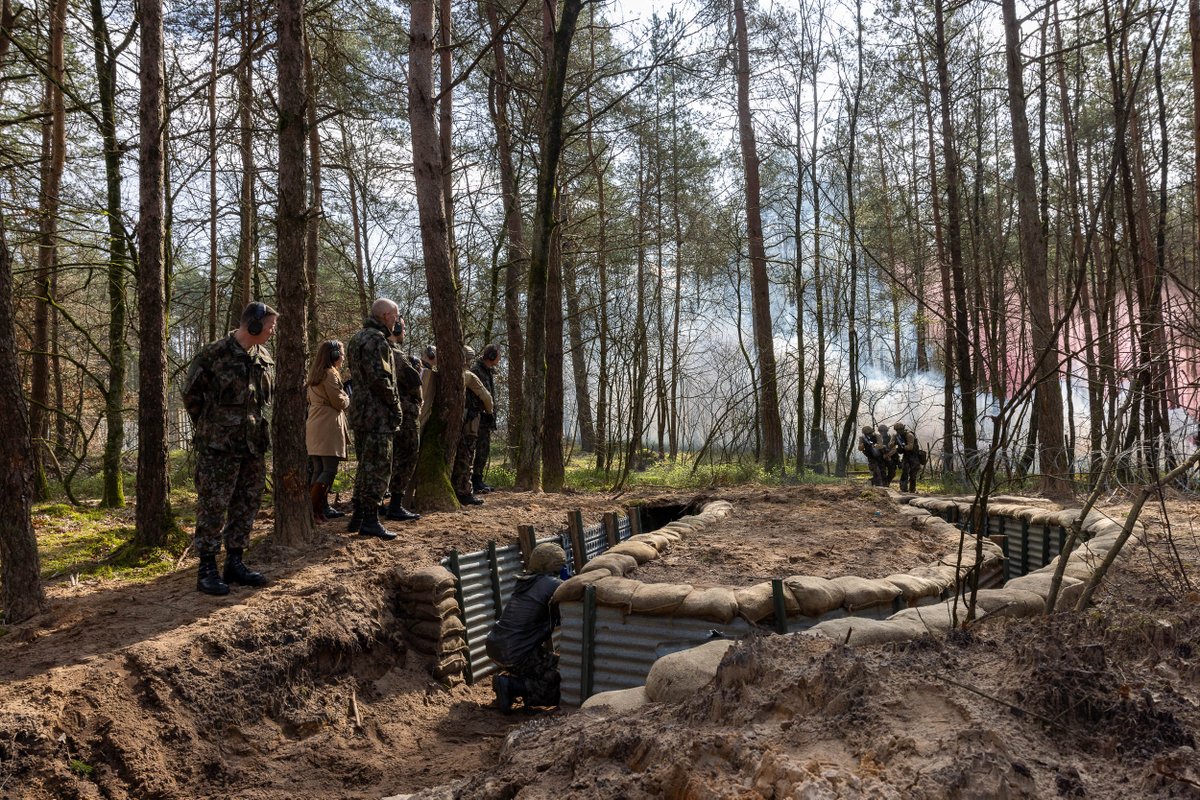 ArmyLuxembourg's tweet photo. Visite de LL.AA.RR. le Grand-Duc et le Grand-Duc héritier et de la ministre de la Défense au centre militaire à Diekirch et à Lagland!
#engagement #droiture #fiabilité #strongertogether https://t.co/yBQDoazeP2