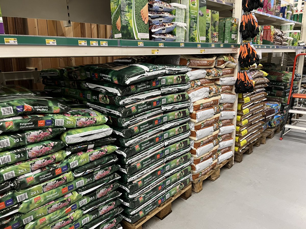 Even wat terracotta-potjes halen bij de bouwmarkt. Potgrond laat ik liggen, want: in alle vijf soorten zit turf. 

Hoe kan dit nog steeds de norm zijn? 
Lees meer: turfvrij.nl