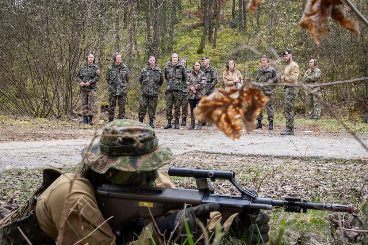 ArmyLuxembourg's tweet photo. Visite de LL.AA.RR. le Grand-Duc et le Grand-Duc héritier et de la ministre de la Défense au centre militaire à Diekirch et à Lagland!
#engagement #droiture #fiabilité #strongertogether https://t.co/yBQDoazeP2