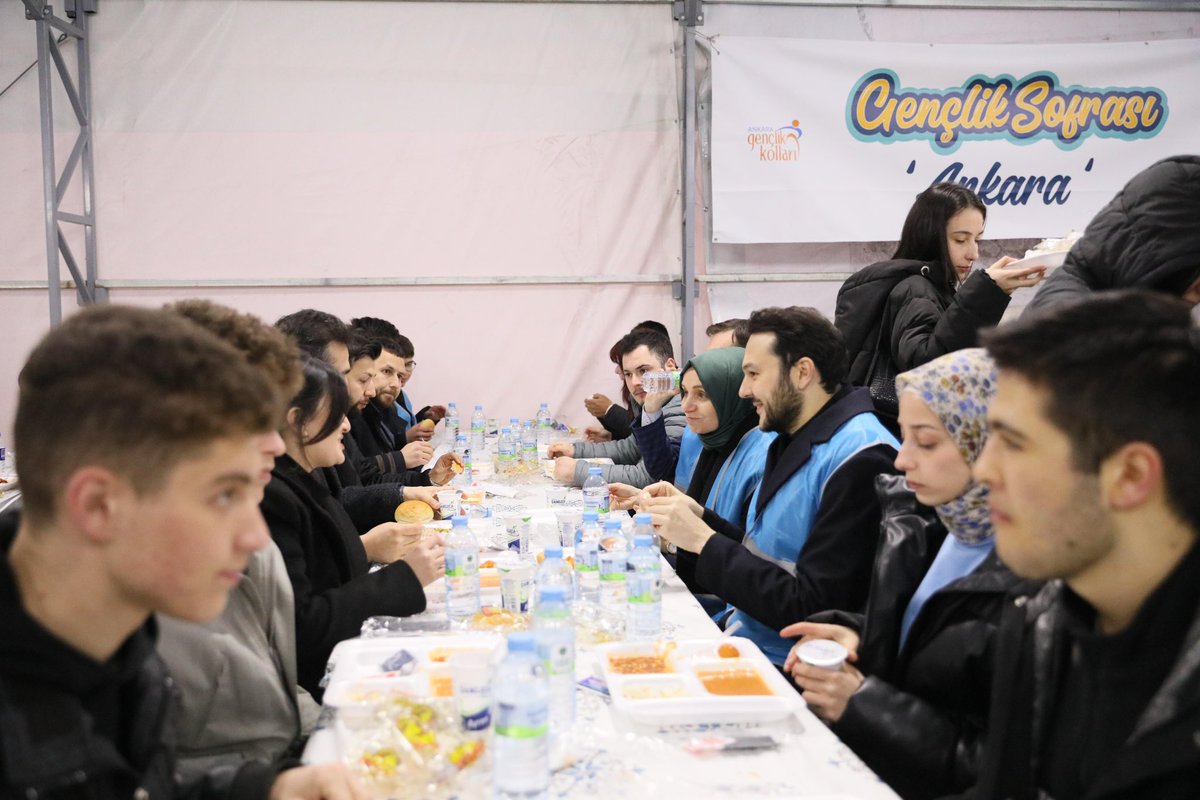 efedemirhann's tweet photo. 📍Beşevler 

Ramazan’ın 12. gününde İftar Çadırımızda Grup Başkanvekilimiz, Ankara Milletvekilimiz Sn. @leylasahinusta bizlerleydi. 

Ramazan'ın bereketi, paylaşmanın sevinciyle iftarda soframız bir🌙 https://t.co/3ccaFJcfXf