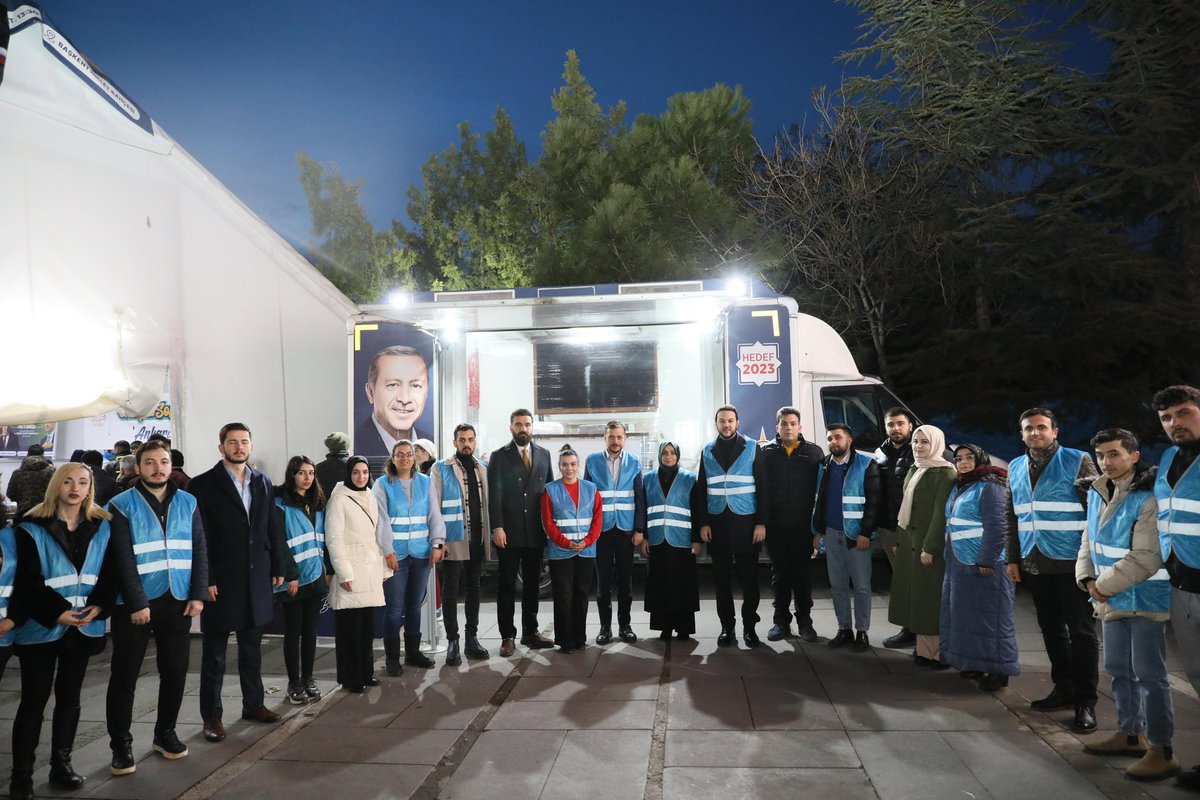 efedemirhann's tweet photo. 📍Beşevler 

Ramazan’ın 12. gününde İftar Çadırımızda Grup Başkanvekilimiz, Ankara Milletvekilimiz Sn. @leylasahinusta bizlerleydi. 

Ramazan'ın bereketi, paylaşmanın sevinciyle iftarda soframız bir🌙 https://t.co/3ccaFJcfXf