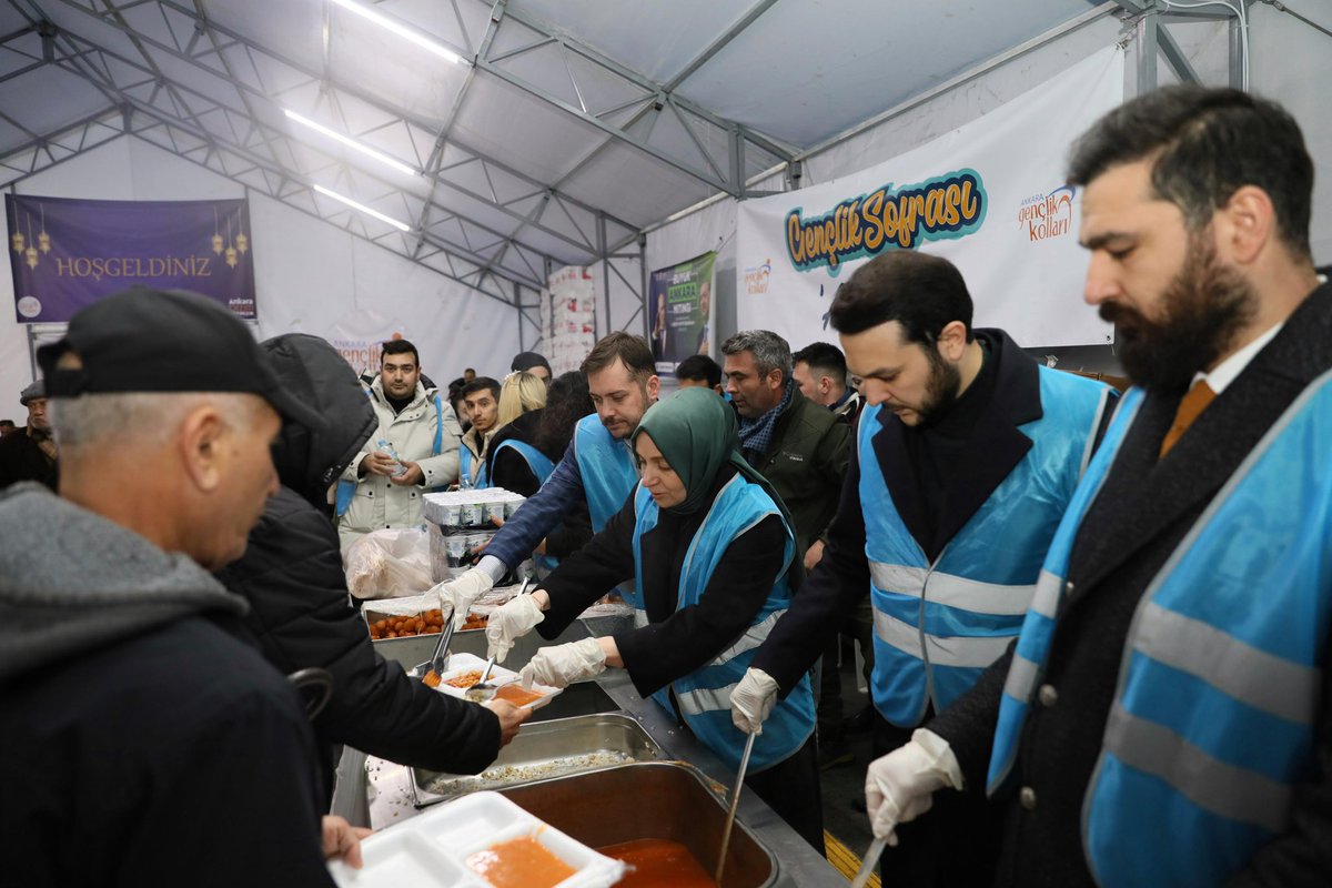 efedemirhann's tweet photo. 📍Beşevler 

Ramazan’ın 12. gününde İftar Çadırımızda Grup Başkanvekilimiz, Ankara Milletvekilimiz Sn. @leylasahinusta bizlerleydi. 

Ramazan'ın bereketi, paylaşmanın sevinciyle iftarda soframız bir🌙 https://t.co/3ccaFJcfXf