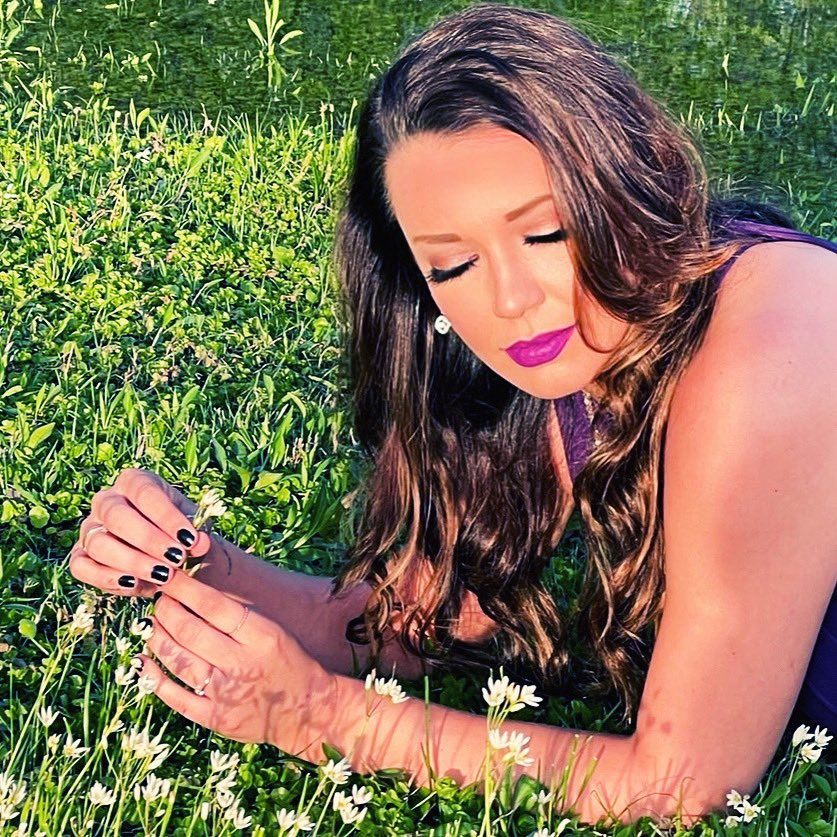 SarahAshleyNash's tweet photo. Time to relax and smell the flowers! This “View is Beautiful” and it’s friyay!! I can’t wait to plant more flowers spend time in the garden and enjoy being outside this weekend. What are y’all doing to prepare for Easter?
#garden #flowers #beatifulview #photoshoot #friyay https://t.co/WE1pdNeR6B