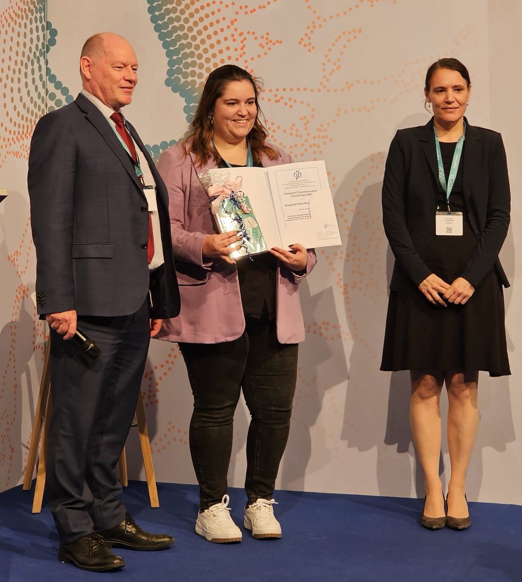 Our <a href="/dzlacademy/">The DZL Academy</a> Fellow Dr Margarida Barroso (c) being presented with the <a href="/Boehringer/">Boehringer Ingelheim</a>-sponsored Dissertation Prize of the #DeutscheLungenstiftung by jury members Prof. Rory E. Morty (l) and Dr Franziska Trudzinski (r), at the 64th Congress of the German Respiratory Society, today.