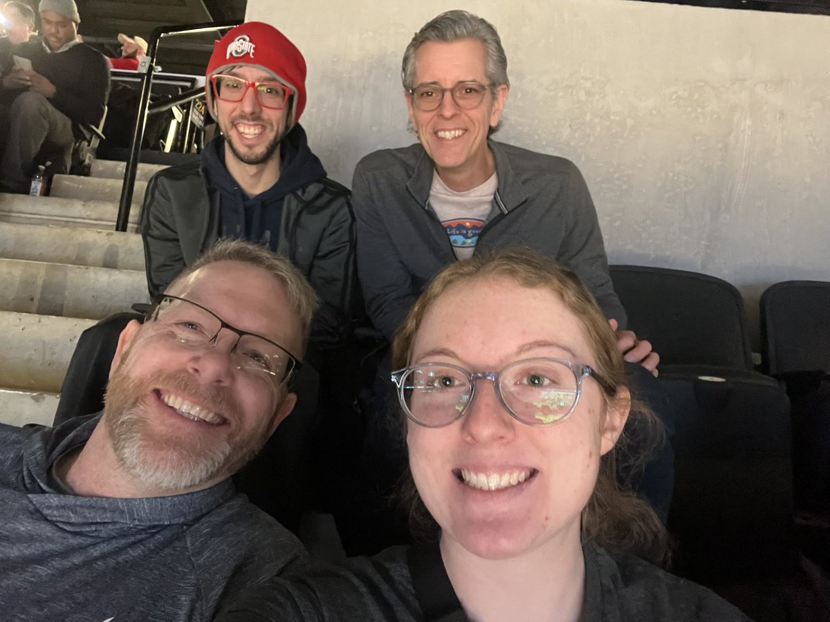 lanie_m7's tweet photo. Day 4 of madness!!! Let’s see some upsets!! #MMSelfie https://t.co/QTw75owv76