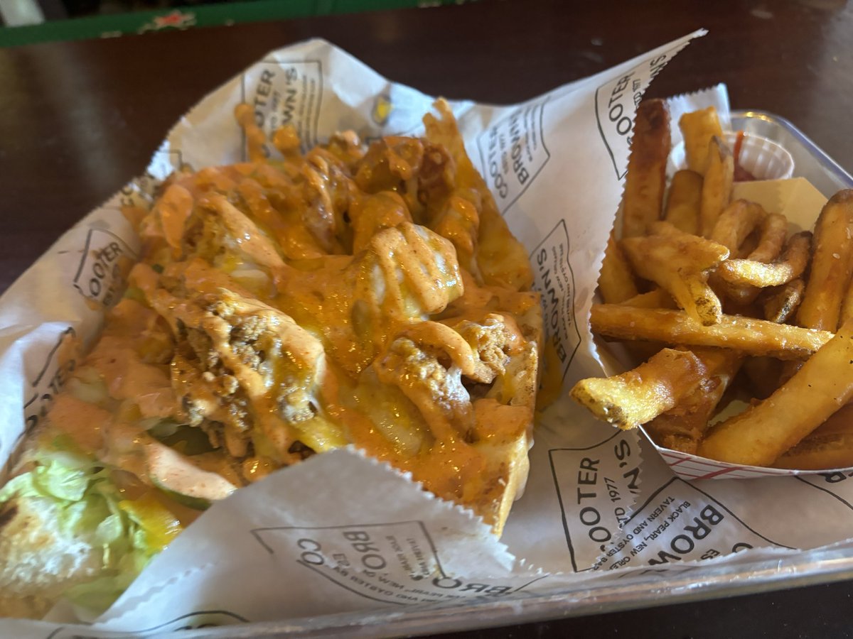 CJMordock's tweet photo. I rarely eat fried seafood but when I do it is during Lent on NCAA Tournament Friday with @CasualHoya https://t.co/YlvCDETpKP