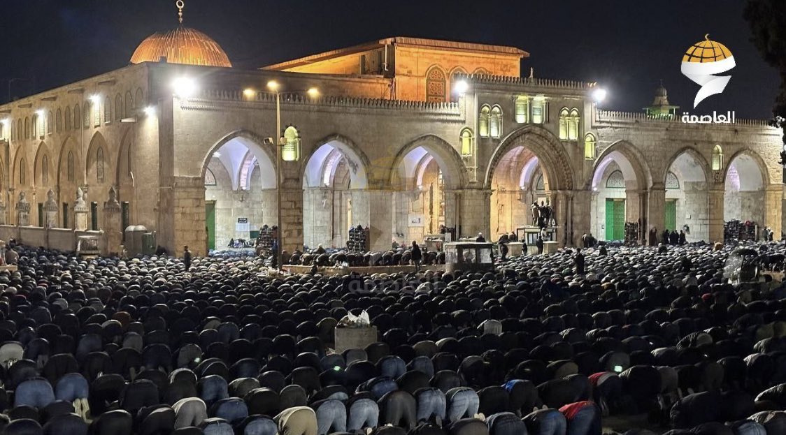 vampl0vrrr's tweet photo. 150,000 palestinians performed isha &amp; taraweeh prayers in al aqsa mosque. https://t.co/qZQg8Gvasw