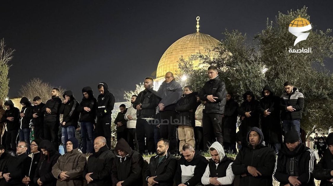 vampl0vrrr's tweet photo. 150,000 palestinians performed isha &amp; taraweeh prayers in al aqsa mosque. https://t.co/qZQg8Gvasw