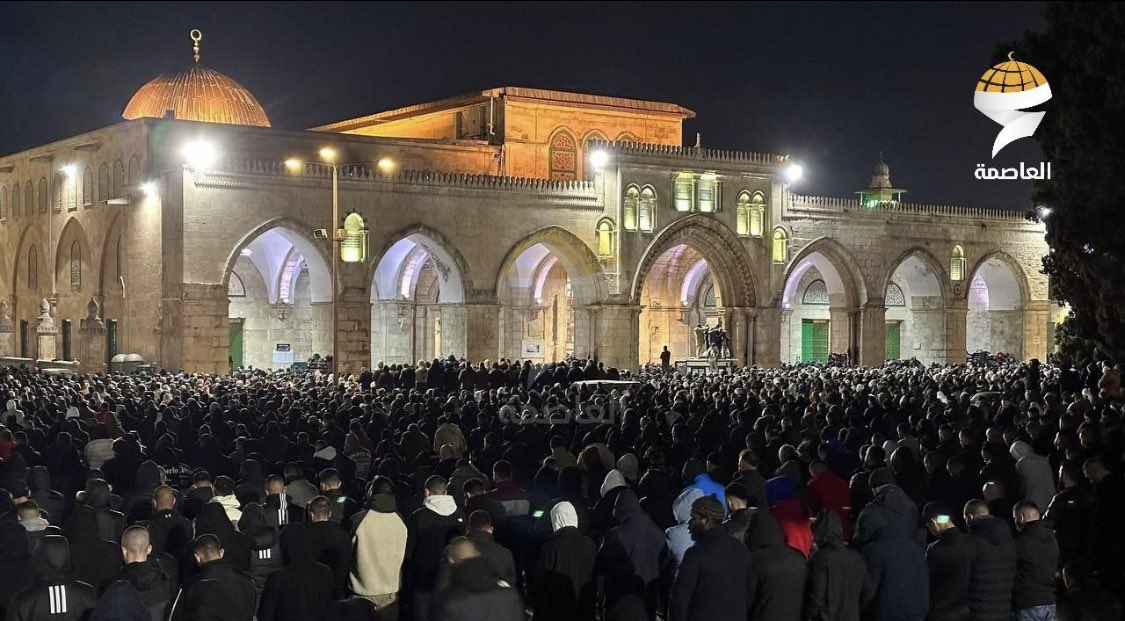 vampl0vrrr's tweet photo. 150,000 palestinians performed isha &amp; taraweeh prayers in al aqsa mosque. https://t.co/qZQg8Gvasw