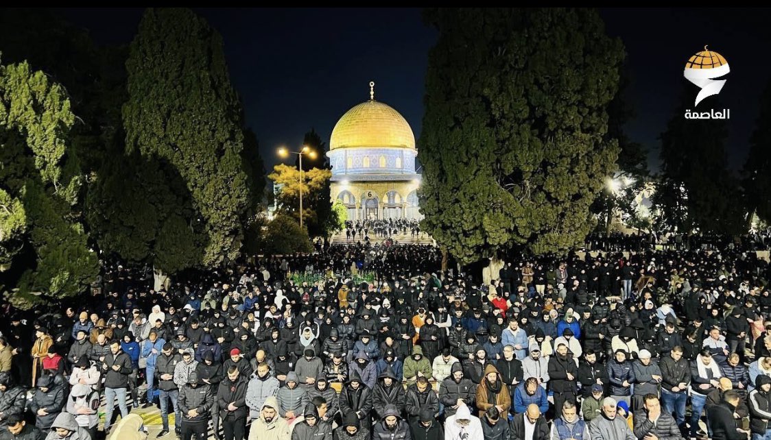 vampl0vrrr's tweet photo. 150,000 palestinians performed isha &amp; taraweeh prayers in al aqsa mosque. https://t.co/qZQg8Gvasw