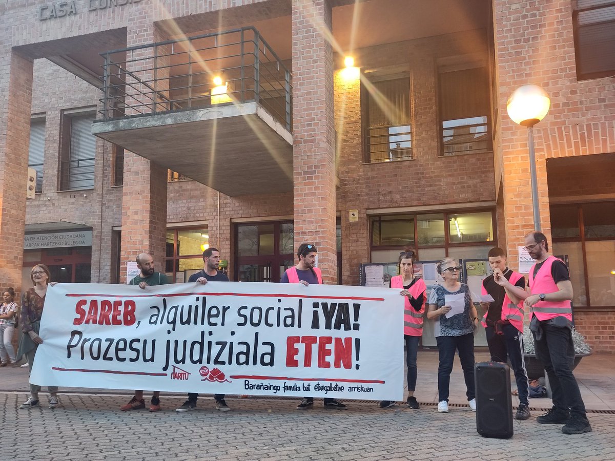 Irakueketa-lectura
Etxegabetzeek jarraitzen dute moratoria dagoela dioten bitartean. Sareb-i etzebizitza egonkor bat exigitzen diogu eta prozesu judiziala eten dezan. 
Exigimos una vivienda sozial y la paralizacion del proceso judicial.
ADI DEIALDIETARA!✊🏿✊