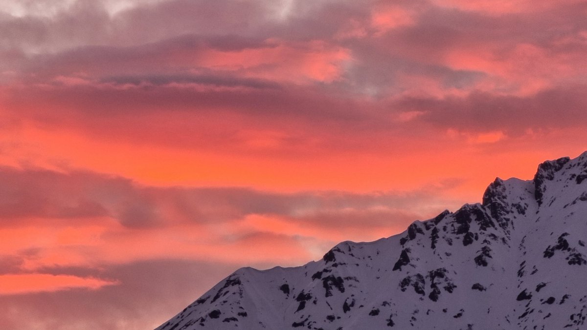 Another beautiful sunset in #Innsbruck this evening  😀