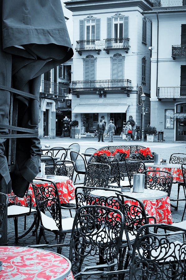 Mcomprender's tweet photo. Greetings! Ready for your weekend?
'Cafe on the Square', selective color photography
#AndreaRea 📸 https://t.co/qyZIUX9Z86