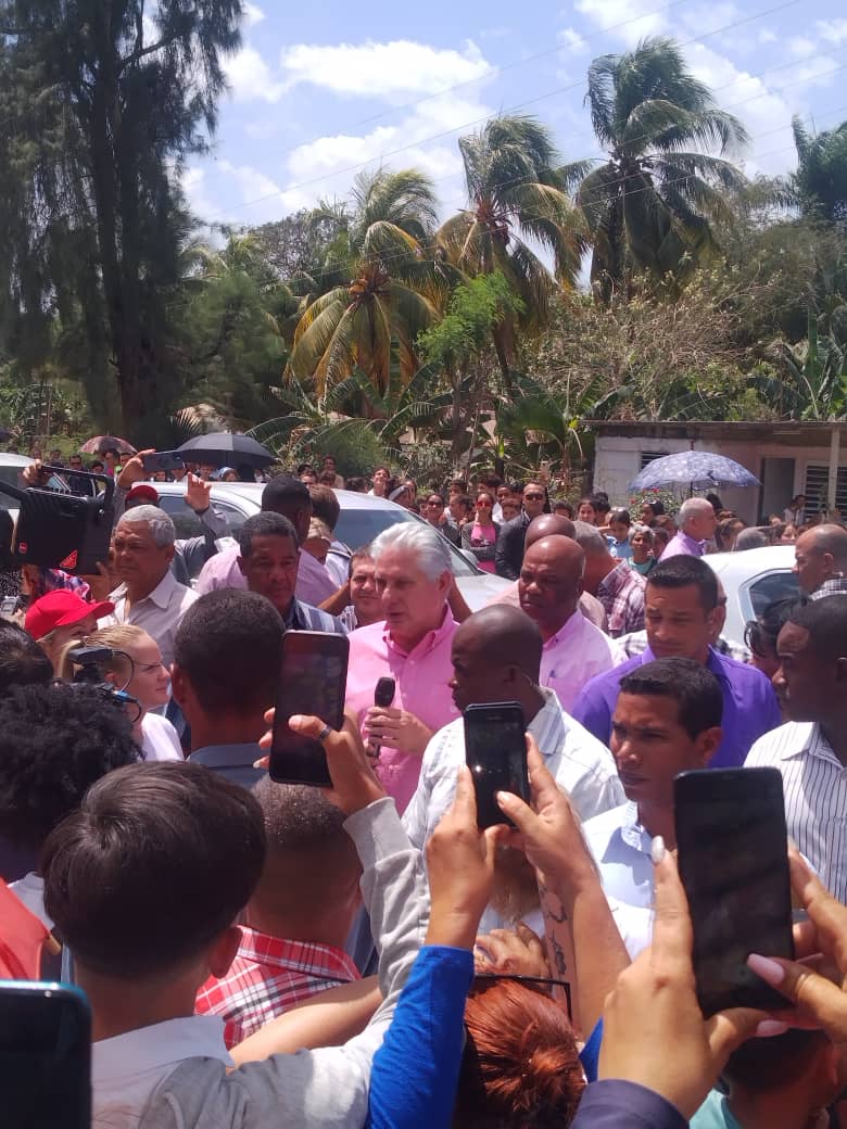 ¿Dónde está mi Presidente?
En Cacocum, Holguín ‼️🇨🇺
Rodeado de pueblo.
Con todos los sentidos puestos en su gente.
Latiendo por #Cuba.

Él nos inspira!
A pesar de los pesares y como sea... ¿Copiaron?
#YoSigoAMiPresidente