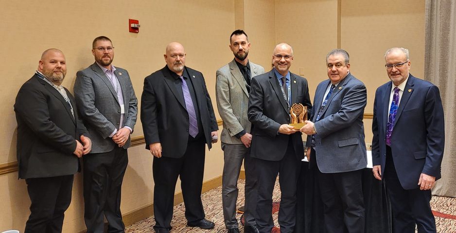 MechLocal701's tweet photo. MWT GVP Sam Cicinelli along with Cheif of Staff Rick Mickschl and GLR Kevin Murch present DBR Mark Grasseschi, ADBR Ryan Haehnlein and Business Reps Chris Becktel &amp; Chad Gallois with the 2023 H.E.L.P.S. Most Volunteer Participant award at the MWT Staff Conference.
#Union #Help https://t.co/YS3VvPN0Wb