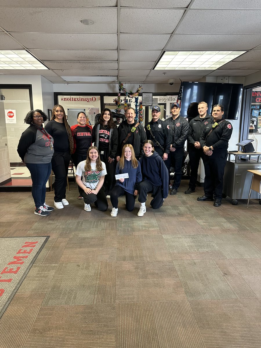 L21_stpaulfire's tweet photo. Big News Alert!  

St. Paul Firefighters IAFF L21 was thrilled to surprise the Saint Paul Central HS softball team and Principal Ayers with a donation of $6,500 this morning, helping them cover the costs to accept VP Kamala Harris’ invitation to Washington, DC 🇺🇸 #IAFF #VPOTUS https://t.co/rk1PfkPjSS