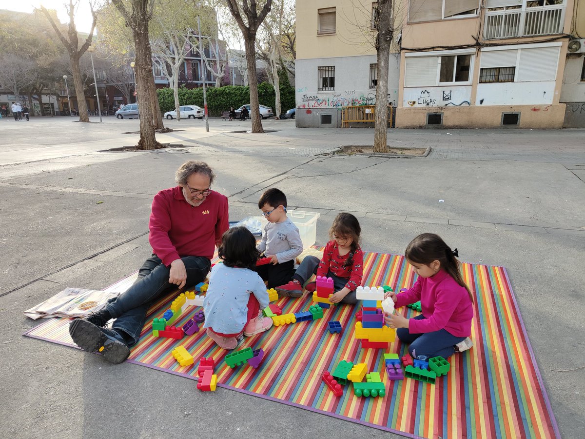 ATENEU AL CARRER
Una bonica tarda de primavera per a compartir amb infants i pares els jocs a la plaça.

#EstimarSantRoc #Badalona #CohesióSocial