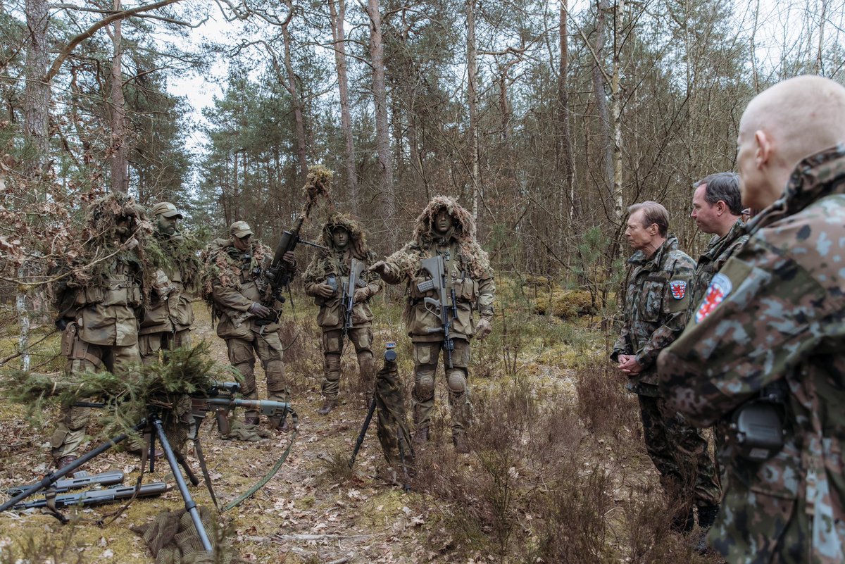 CourGrandDucale's tweet photo. 🇱🇺🇧🇪 LL.AA.RR. le Grand-Duc &amp; le Grand-Duc Héritier se sont ainsi rendus, avec @Yuriko_Backes @defense_lu &amp; le Gén. Steve Thull @ArmyLuxembourg, à la caserne #GrandDucJean 🇱🇺 &amp; au camp de Lagland 🇧🇪. L'agenda : nouvelles capacités de l’Armée 🇱🇺 &amp; entraînements. ©MGD/K.Barthelmey https://t.co/eohmZREG6k