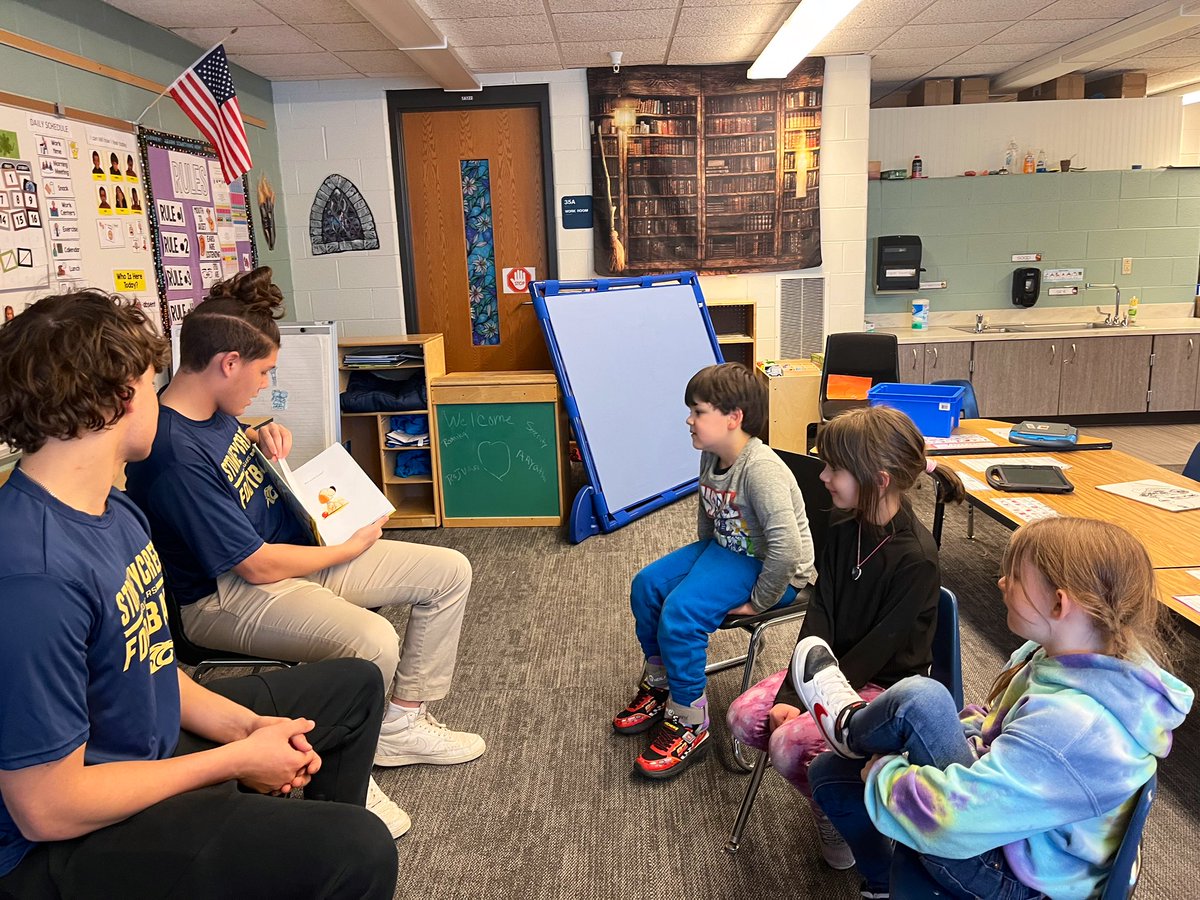 McCougars23's tweet photo. Stoney Creek Football Players ๐ Guest Readers ๐ We loved it! ๐ #RCSproud https://t.co/kJSUOQeAhm