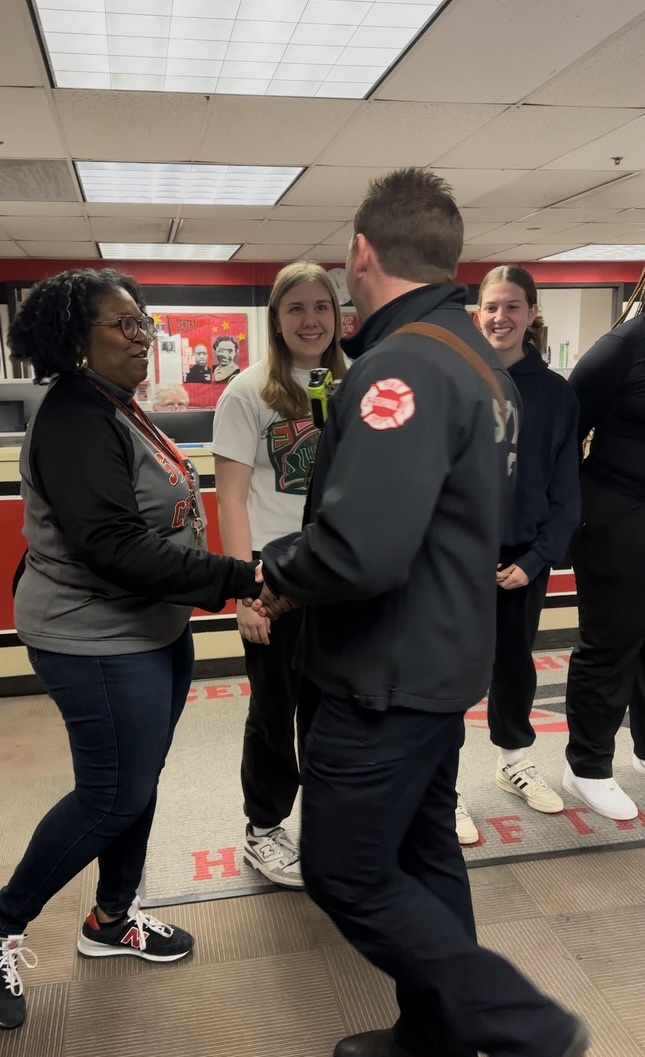 L21_stpaulfire's tweet photo. Big News Alert!  

St. Paul Firefighters IAFF L21 was thrilled to surprise the Saint Paul Central HS softball team and Principal Ayers with a donation of $6,500 this morning, helping them cover the costs to accept VP Kamala Harris’ invitation to Washington, DC 🇺🇸 #IAFF #VPOTUS https://t.co/rk1PfkPjSS