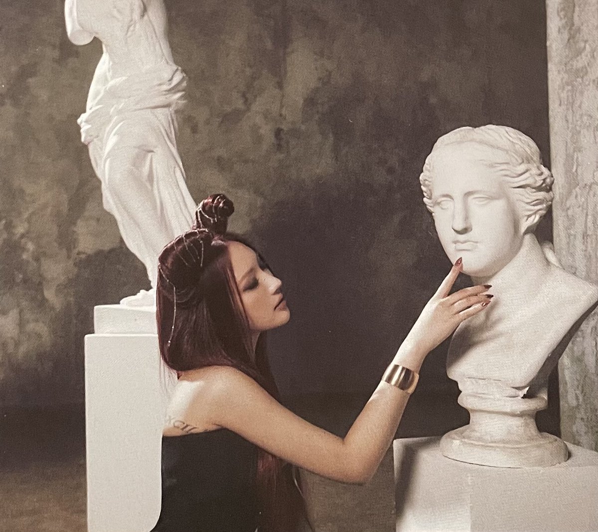 maggiefixx's tweet photo. thinking about this photoshoot again. never wanted to be a statue more in my life 😩 https://t.co/IQtCXwFIHx