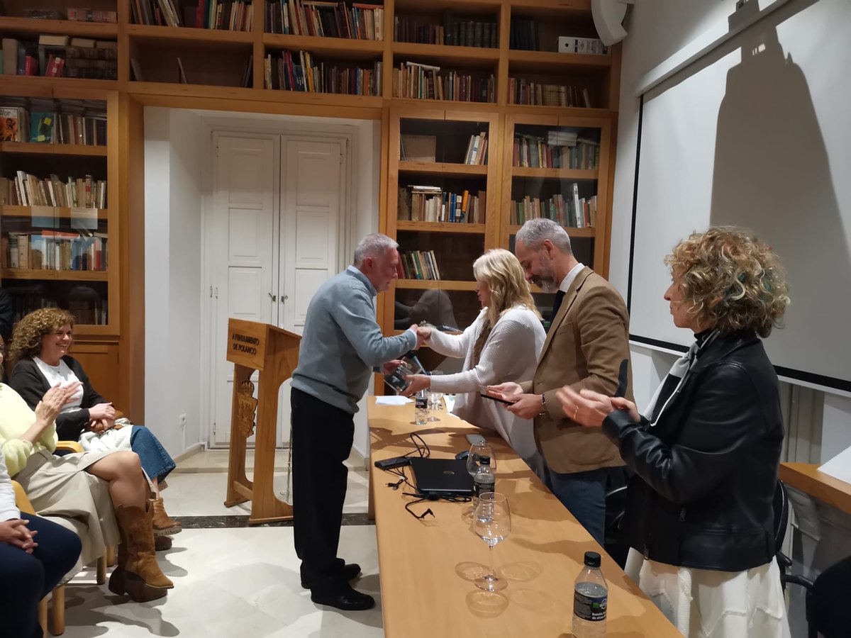 ForoEduCan's tweet photo. El acto se celebró en el CRIEME. El Ayuntamiento de Polanco colaboró generosamente en la acogida y organización del evento. El Foro agradeció especialmente a la alcaldesa, Rosa Díaz Fernández, su presencia en el acto con un recuerdo de la efeméride. https://t.co/JKZsok7tki