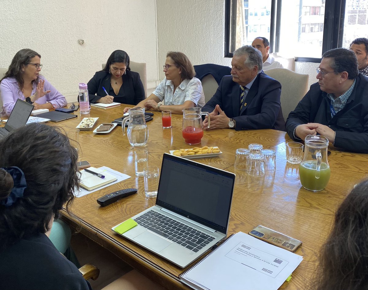 AMUR_CHILE's tweet photo. Director ejecutivo de @amur_chile, @ccgonzalezt, asistió a reunión donde se expusieron los contenidos de la nueva versión del proyecto de ley elaborado para introducir ajustes en la Nueva Educación Pública, actividad encabezada por la subsecretaria @AleArratiaM https://t.co/sb2wHzWZkq
