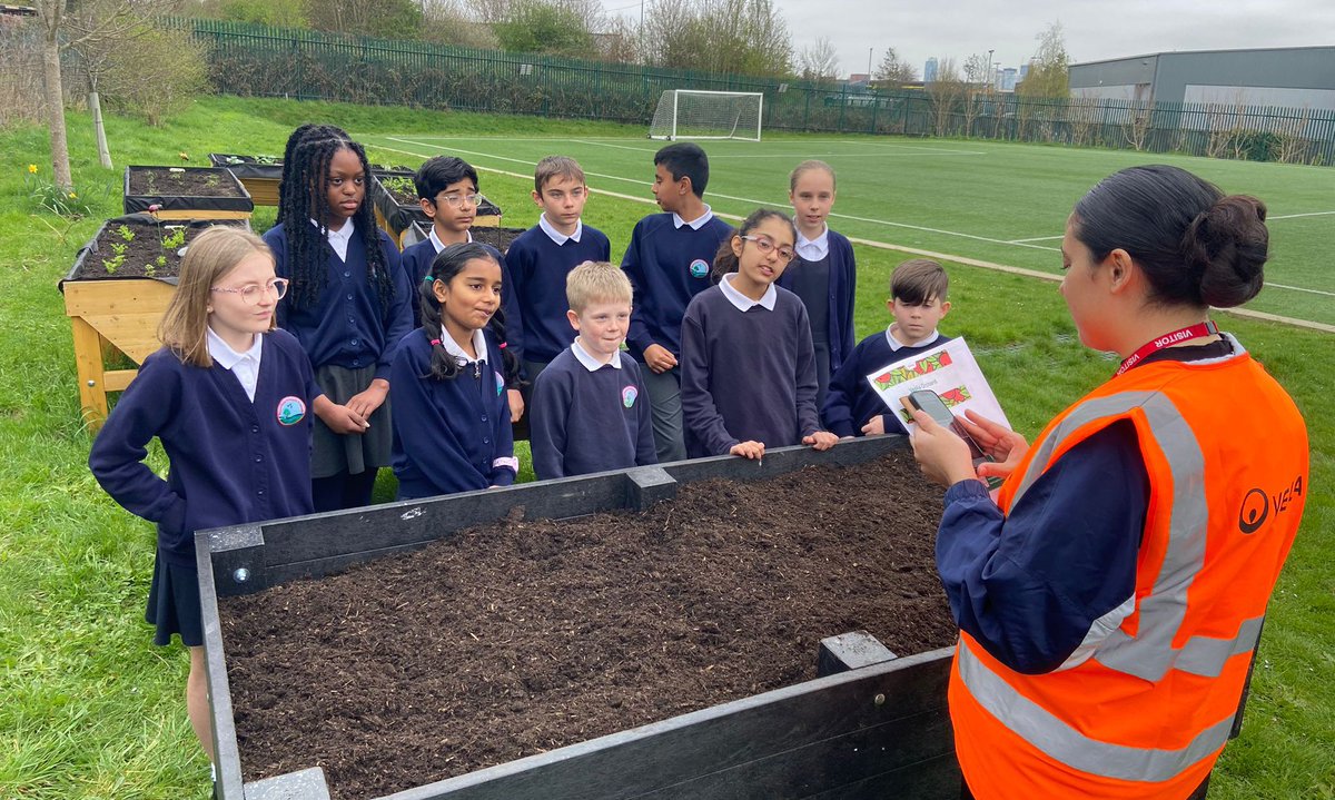 What a great day! We welcomed visitors from to @VeoliaUK, @growatbrogdale, @tesconews & @groundworkuk to Brookfield to celebrate the arrival of a huge delivery of strawberry plants. We’re now a proud part of the nationwide #VeoliaOrchard. Thank you for this great opportunity!