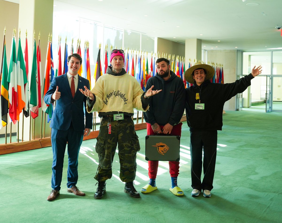 danieldelvalle's tweet photo. Bienvenidos @NilOjeda, @MishoAmoli y @guanyar a la sede de Naciones Unidas. 🇺🇳

Redes sociales, digitalización e impacto positivo, valores que les destacan en su labor de creación de contenido. Sin duda, dinámicas que inspiran y motivan a nuestra #Juventud.

Hola @MrBeast! 💪🏼 https://t.co/eNKDqkChsZ